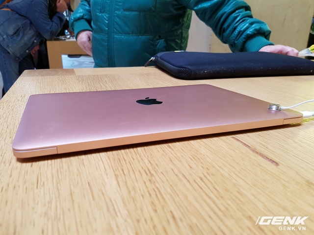  Kiểu dáng và kích thước của MacBook 12 inch (2016) hoàn toàn tương tự phiên bản tiền nhiệm trong năm ngoái. 