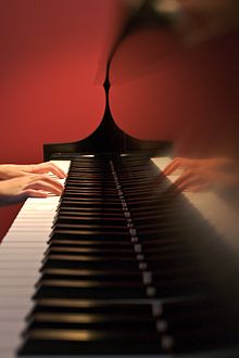 Nhiều kỹ năng cần tập luyện thường xuyên như chơi đàn piano chẳng hạn