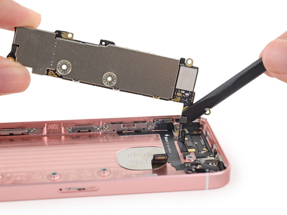  Tháo bo mạch chính. Theo iFixit và Chipworks thì hầu hết các thành phần nằm trên bo mạch của iPhone SE được kế thừa từ các máy iPhone đời mới là iPhone 6/6 Plus và iPhone 6S/6S Plus. Trong đó, các bộ phận quan trọng nhất ảnh hưởng đến hiệu năng là vi xử lý và RAM sử dụng từ iPhone 6S. 