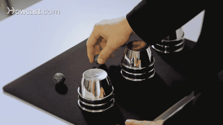  Màn ảo thuật gồm 3 trái bóng và 3 cái cốc úp ngược. Trái bóng được đặt lên trên đỉnh chiếc cốc, và bằng cách nào đó chạy vào trong mà không ai hiểu tại sao. 