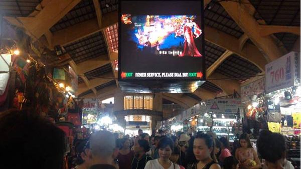 
Những hình ảnh về đoạn trailer lạ xuất hiện trên màn hình giữa chợ Bến Thành
