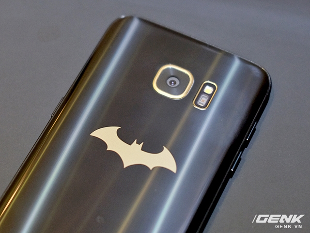  Mặt lưng Galaxy S7 Edge người dơi có thêm logo Batman mạ vàng sang trọng và đẳng cấp 