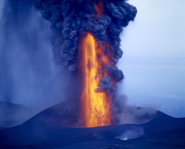 Nủa lửa Etna (Ý) - núi lửa hoạt động cao nhất Châu Âu.