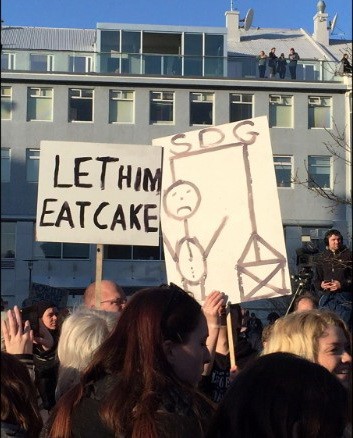  Người dân Iceland biểu tình phản đối Thủ tướng Sigmundur David Gunnlaugsson Ảnh: CNN 
