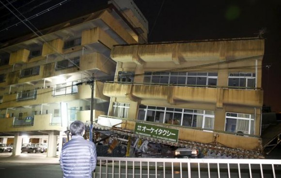 
Một tòa nhà bị sập tầng trệt. (Ảnh: Reuters/ Kyodo)
