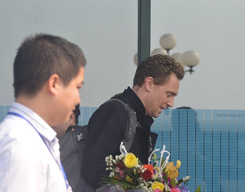 
Nam diễn viên Tom Hiddleston tại Quảng Bình sáng nay. Ảnh: Văn Được
