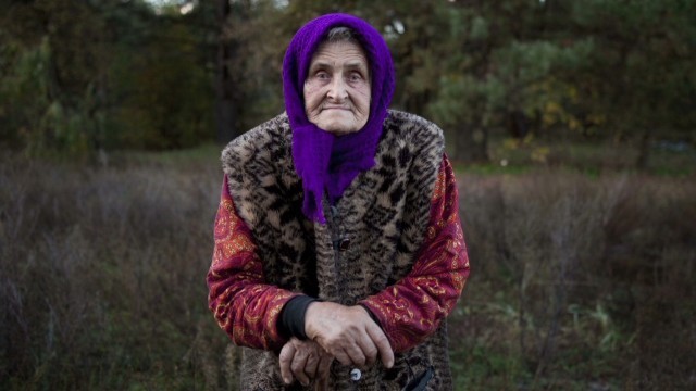  Dù ở trong khu vực có nồng độ chất phóng xạ rất cao gần nhà máy Chernobyl, nhiều phụ nữ vẫn sống tới tận ngày nay. Ảnh: CNN 