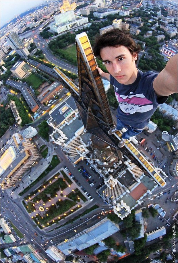  Ở Nga, trào lưu này được biết đến với tên gọi skywalking. Trong hình là nhiếp ảnh gia Kirill Oreshkin, chụp từ một tòa tháp thuộc trường Đại học Moscow State. 
