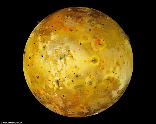  Hình ảnh dung nham trên bề mặt Io - một trong những Mặt trăng của sao Mộc, có kích cỡ lớn thứ 4 trong số này. Io có hệ thống núi lửa dày đặc, với 400 ngọn núi hoạt động liên tục. Lực hấp dẫn của sao Mộc cũng đồng thời chèn ép, khiến dung nham liên tục bùng nổ. 