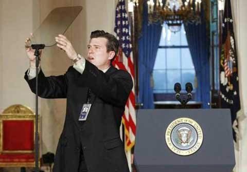 Một trợ lý đang kiểm tra lại chiếc máy phóng đại chữ trước khi Tổng thống Obama bình luận về cải cách thuế tại phòng giải lao của Nhà Trắng hôm 4/5/2009. (Ảnh: Reuters) 