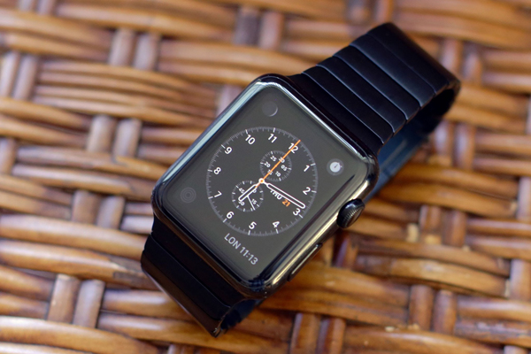 
iPhone rực rỡ bao nhiêu thì Apple Watch trầm lắng bấy nhiêu.
