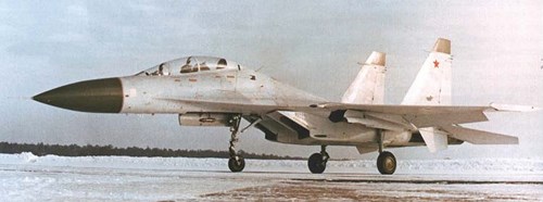  Nguyên mẫu T-10U-1 (f/n 01-02). T-10U-1 không được đánh mã số, cánh đuôi đứng với đầu cánh ngang, không vát góc như ở Su-27P và có những ống chống vẫy cánh (anti-flutter boom). 