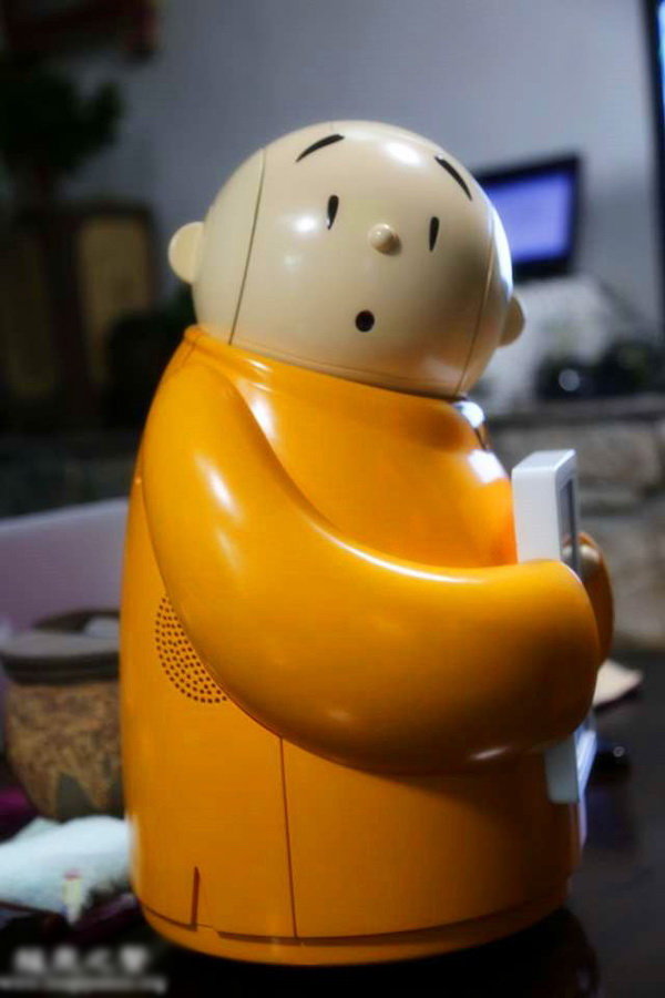  Robot Xianer tại chùa Long Tuyền - Ảnh: Reuters/english.cri.cn 