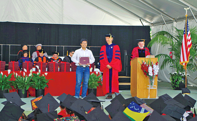  Phạm Hy Hiếu (áo trắng) nhận giải thưởng Ben Wegbreit dành cho luận văn tốt nghiệp xuất sắc nhất của khoa Khoa học máy tính - Đại học Stanford 2015. Ảnh tư liệu của gia đình 