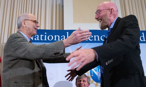  Hai nhà đồng sáng lập LIGO: Rainer Weiss (trái) và Kip Thorne(phải) trong buổi họp báo ngày 11 tháng 2 