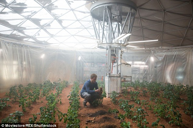  Trong bộ phim Người về từ sao Hỏa, Mark Watney đã dùng chính đất trên sao hỏa để trồng khoai tây. Dựa trên kết quả nghiên cứu do một nhóm các nhà khoa học Hà Lan thực hiện, chúng ta giờ đây hoàn toàn có thể tin tưởng rằng điều này không còn là cảnh quay hư cấu trên phim ảnh nữa. 