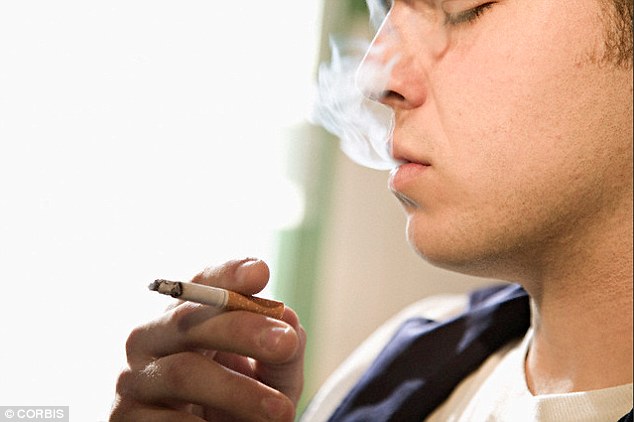  Hút thuốc ảnh hưởng đến cả sự nghiệp và mức lương của bạn 