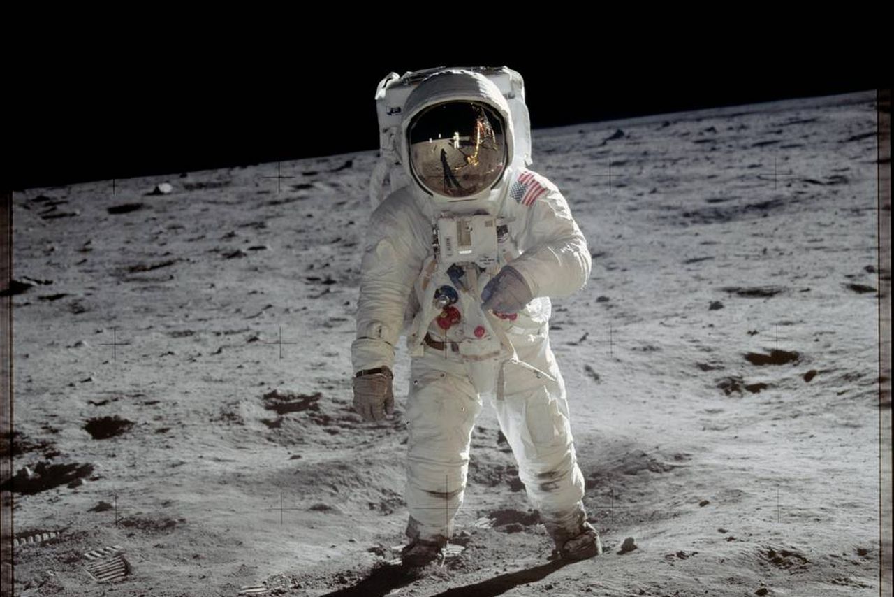  Xanh hay không các phi hành gia từng đặt chân lên mặt trăng có lẽ rõ nhất. 