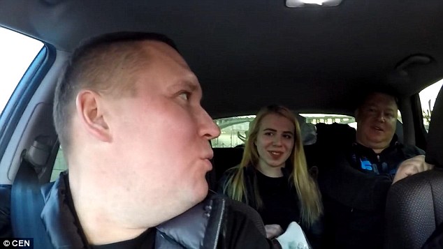  Ksenia ngồi chung xe với Dmitry Shilov và hai người bạn của anh trên đường thực hiện thử thách iPhone. 