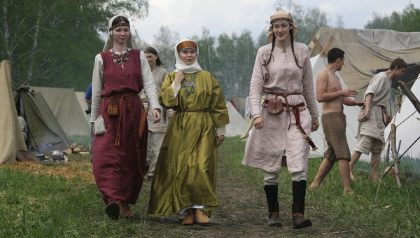  Tại lễ hội, người ta ăn mặc và sinh hoạt theo lối Trung Cổ như thế này 
