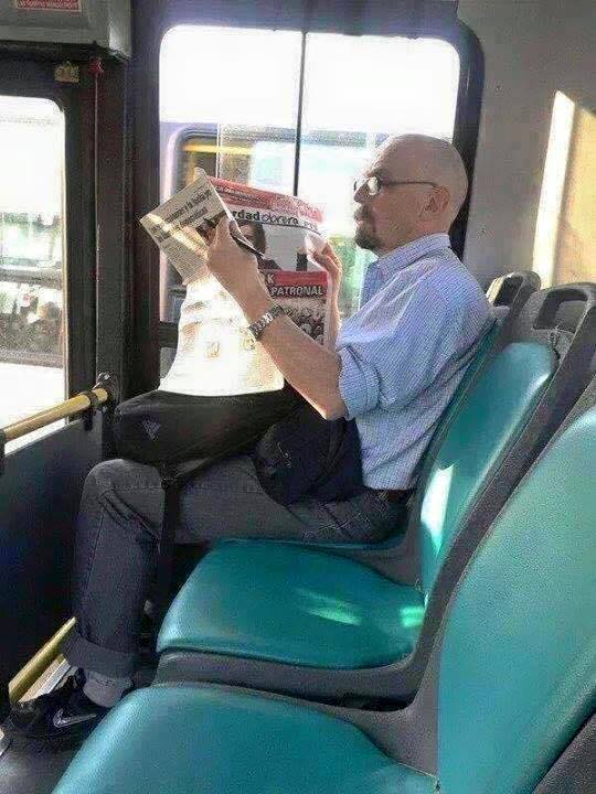 
Ông thầy dạy hóa kiêm trùm ma túy đá trong Breaking Bad đang thong thả đọc báo trên xe buýt.
