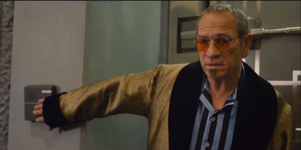 
Tommy Lee Jones trong vai một gã trùm buôn vũ khí thực sực không... hợp cho lắm.
