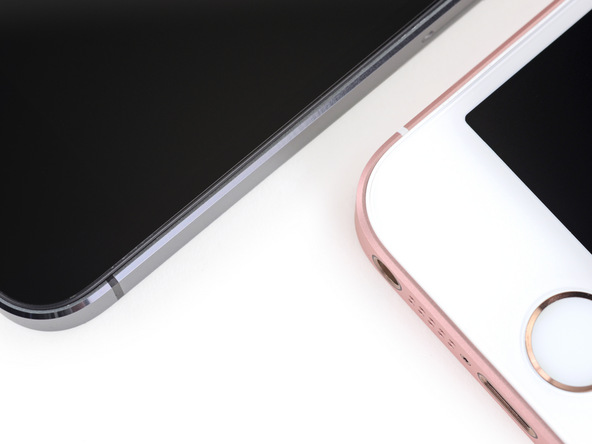  Đường phay vát trên iPhone SE có bề mặt nhám, không bóng mịn như iPhone 5S. 