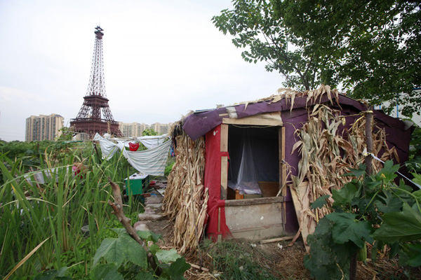  Những căn nhà tạm bợ, lụp xụp được dựng lên giữa Paris hoa lệ phiên bản lỗi. 