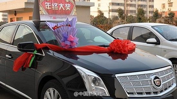  Việc tặng xe hơi đắt tiền cho các nhân viên xuất sắc của công ty không phải là chuyện hiếm ở Trung Quốc. 