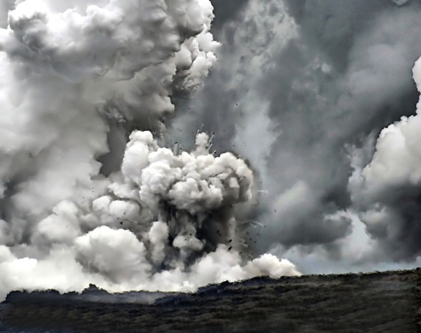  Vụ nổ hơi nước tại biển Waikupanaha (Hawaii, Mỹ) khi núi lửa Kilauea hoạt động. 