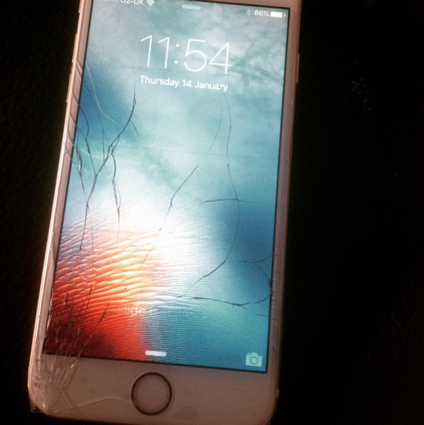  Lần đầu tiên làm nứt màn hình một chiếc điện thoại, trái tim bạn có lẽ cũng sẽ nứt theo. 