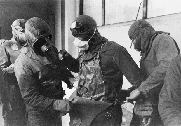  Các chuyên gia chuẩn bị trang phục bảo hộ trước khi làm việc tại nhà máy điện hạt nhân Chernobyl vào tháng 5/1986. Ảnh: theatlantic.com 