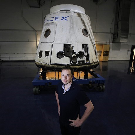  Elon Musk trước Dragon - mô hình phi thuyền dân dụng của SpaceX. Ảnh:Polaris/Eyevine. 