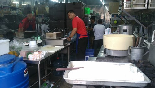 
Bếp nấu ăn được đặt trên một chiếc container, có cả món Tây và món Việt
