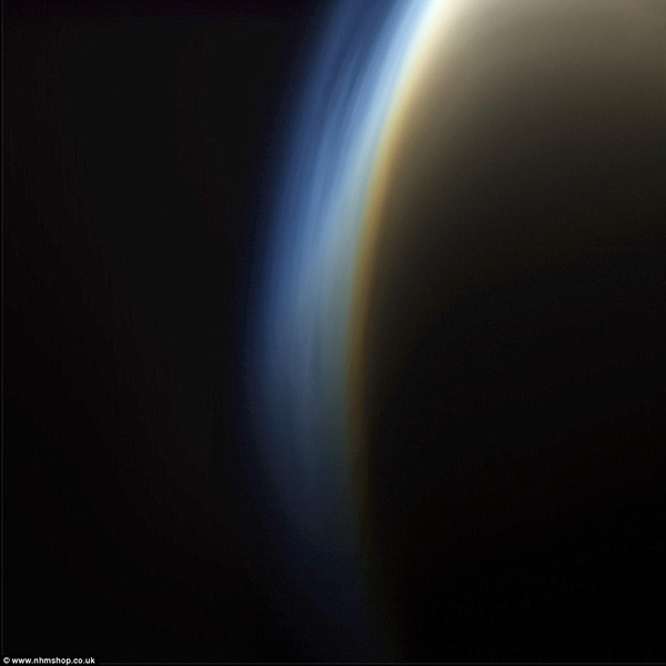  Bức hình mờ ảo này là hình ảnh bầu khí quyển của Titan - Mặt trăng lớn nhất của sao Mộc. Thành phần chủ yếu của đám mây này là khí nitrogen. Ngoài ra, thành phần khí quyển của Titan cũng giúp vệ tinh này hình thành những vệt khói chứa methane và ethane. 