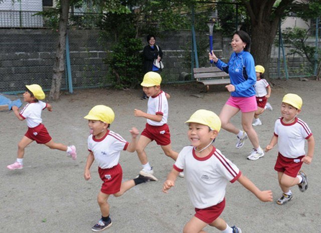  Các bài tập chạy bộ, đi bộ thường được trường học tổ chức cho các em tham gia. 