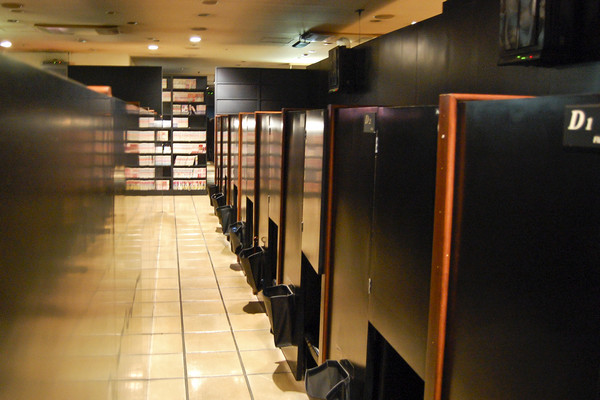 
Một phòng Net phổ biến tại Nhật Bản (chia thành nhiều buồng máy riêng biệt)
