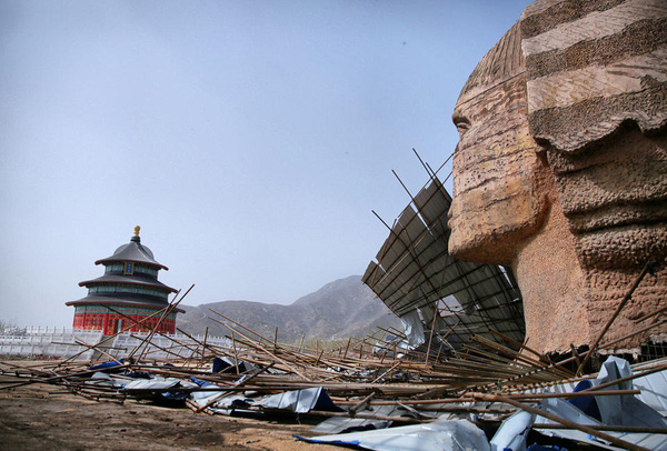  Bức tượng khổng lồ nằm ngay cạnh sản phẩm đỉnh cao hàng nhái nửa mùa từng vang danh một thời - tòa nhà nửa Washington nửa Bắc Kinh. 