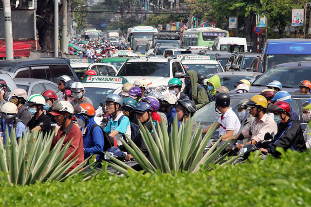  Hàng ngàn phương tiện trên đường Cách Mạng Tháng 8 chết dí khi di chuyển về hướng vòng xoay Dân Chủ - Ảnh: Q.Khải 