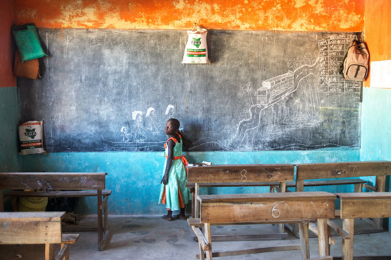  Giờ nghỉ giải lao tại một trường trẻ mồ côi ở Mombasa, Kenya – khoảnh khắc được ghi lại bởi Tihomir Trichkov đến từ Bắc Carolina, Mỹ. 