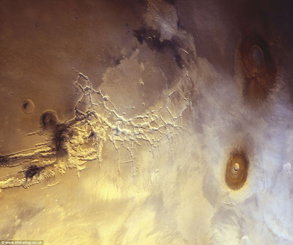  Bức hình này mô tả một cách chân thực nhất hệ thống địa hào Arcuate thuộc mê cung Noctis Labyrinthus trên sao Hỏa. 