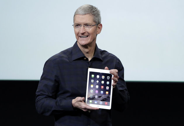  CEO Tim Cook của Apple cùng chiếc iPad Air 2 