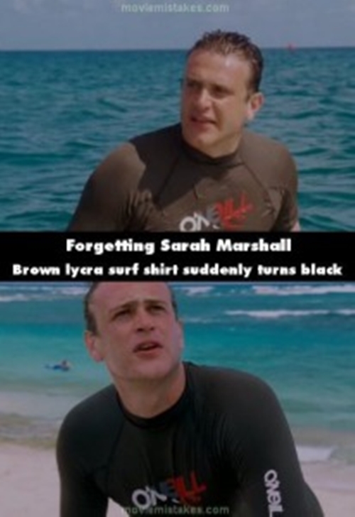 
Trong phim Forrgetting Sarah Marshall (2008), khi Peter (Jason Segel) trò chuyện với Aldous (Russell Brand) trên ván trượt thì anh đang mặc bộ đồ bơi màu nâu. Bộ đồ này sau đó đã biến thành màu... đen.

