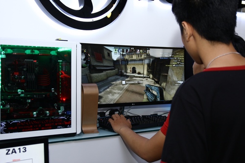 
Một game thủ đang thử bộ gear bàn phím cơ + chuột Madcatz cùng bộ máy độ cấu hình khủng trị giá hơn 110 triệu đồng.
