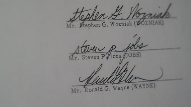  Bản hợp đồng gốc có chữ ký của 3 người đồng sáng lập. 