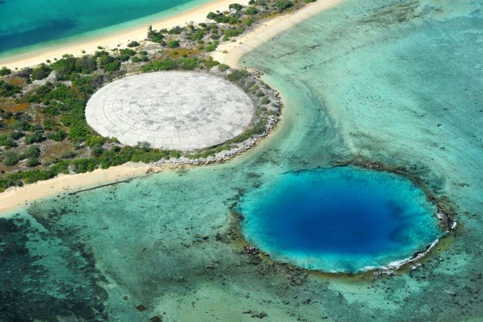 Trên Vòng san hô Enewetak, vẫn còn lớp bê tông che phủ lượng chất thải phóng xạ còn lại từ những đợt thử bom hạt nhân. 