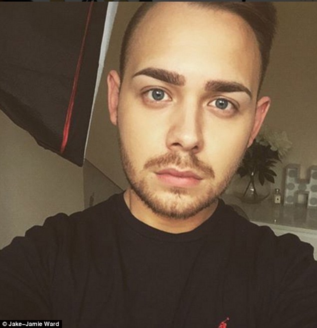 Beauty blogger Jake-Jamie Ward, 24 tuổi đến từ Birmingham đã phát động phong trào sử dụng hashtag #makeupisgenderless như một hành động ủng hộ các anh em vùng lên đòi quyền làm đẹp.