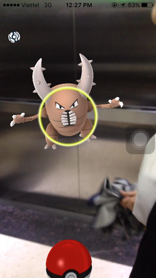 
Bắt Pokemon trong thang máy
