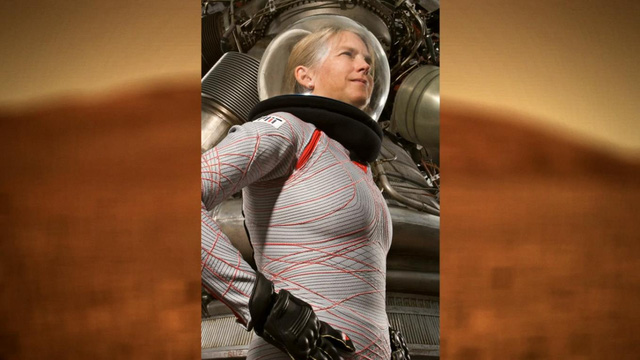 Dava Newman, một nhà khoa học ở MIT đã tạo ra bộ đồ vũ trụ này. Nó giúp ngăn chặn các tia phóng xạ và giữ ấm cho cơ thể.
