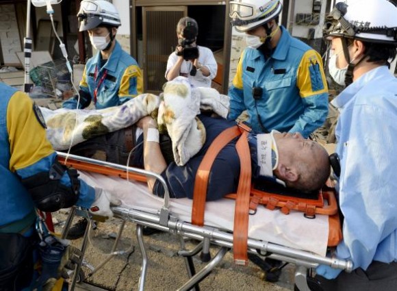 
Người bị thương đang được chuyển tới bệnh viện. (Ảnh: Reuters/ Kyodo)
